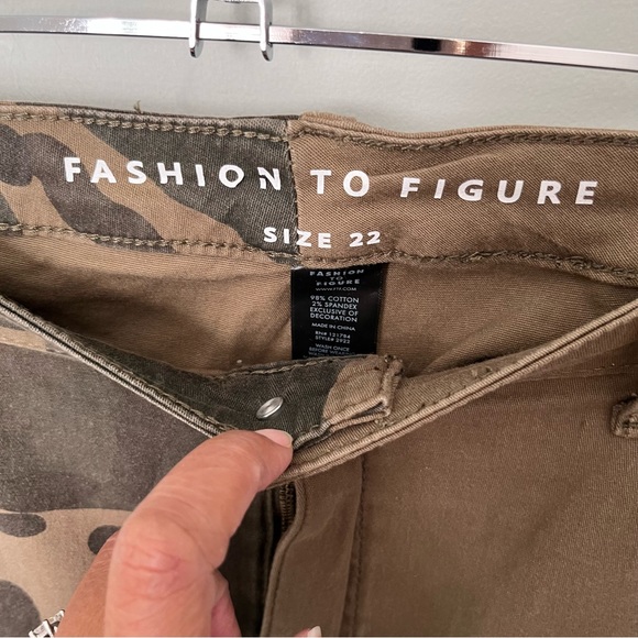 Fashion to Figure Colorblock Camo Jean Size 22 - Picture 5 of 5
